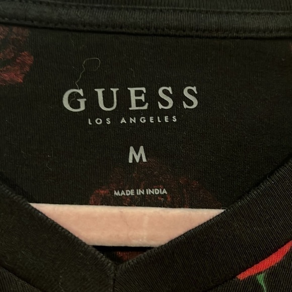 Guess SIZE M T SHIRT EITH EMBLEM - Picture 4 of 6